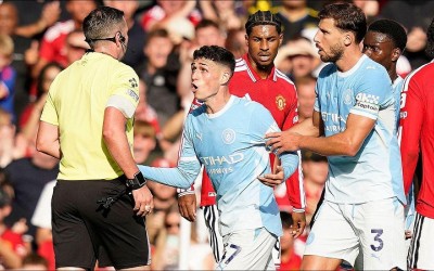 Manchester United pretrpio je još jedan poraz protiv Manchester Cityja sa samo deset igrača